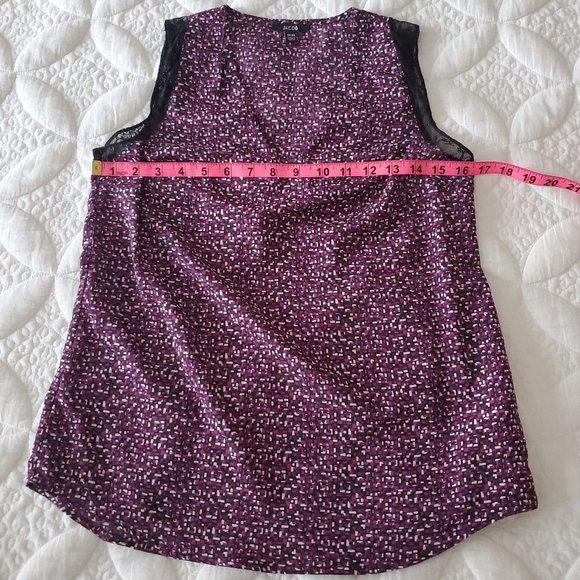 Sleeveless Top with Abstract Print - Picture 3 of 7